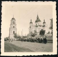 cca 1943 Keleti front, utcakép templomokkal és menekülő lakosokkal, fotó, 6×6 cm