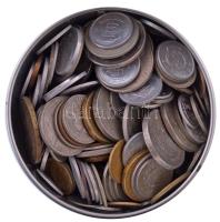 Vegyes külföldi fémpénz tétel ~1kg-os súlyban, csak Európán, USA-n és Kanadán kívüli érmékkel, fém dobozban T:vegyes Mixed foreign coin lot (~1kg), without European, USA and Canadian coins in metal box C:mixed