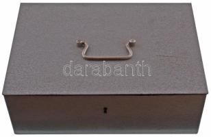 Kulcs nélküli páncéldoboz / pénzkazetta, hibás zárral, használt állapotban (34x24x11cm)