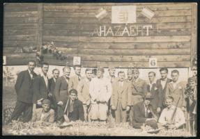 cca 1940 Levente lövészverseny, háttérben "A hazáért" felirattal, fotó, 7×10 cm