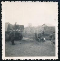 cca 1943 Keleti front, magyar páncélosok pihenő közben, fotó, 6×6 cm