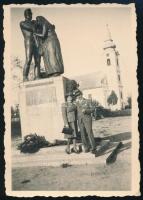 cca 1940 Pánd, világháborús emlékmű, fotó, 9×6 cm