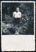 cca 1942 Lány levente fotója, felületén törésnyomok, 8×5,5 cm