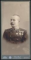 1900 Cs. és kir. katonatiszt kitüntetésekkel, keményhátú fotó Kossak József budapesti műterméből, 21×11 cm