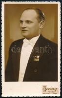 cca 1938 Elegáns úr kitüntetésekkel, fotólap Borsay műterméből, 13×9 cm