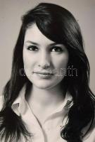 Hölgyeket, lányokat ábrázoló, vegyes régi és modern fotók, össz. 35 db, vegyes méretben és állapotba...