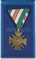 ~1990. "Volt Hadifoglyok Bajtársi Szövetsége Emlékkereszt" kitüntetés mellszalagon, sérült eredeti műanyag tokban. T:AU Márton 60/2.