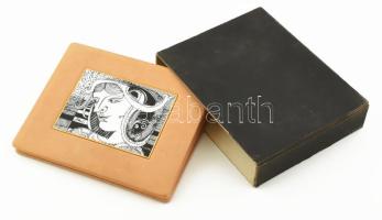 Hollóházi Szász Endre által tervezett mintával díszített porcelán plakett, bőr asztali tartóval, eredeti dobozával 11x9 cm