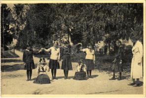 Kőszeg, Gyurátz Ferenc evangélikus leánynevelőintézet és leánygimnázium, német gyakorlati óra a kertben (fa)