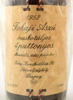 1952 Tokaji Aszú muskotályos 4 puttonyos muzeális édes fehérbor, 13,5%, szakadozott fóliában, 0,5l