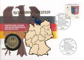 Németország 1992A 1M aranyozott Cu-Ni "Schleswig-Holstein" tartományi címert ábrázoló bélyeggel, borítékban, bélyegzéssel T:UNC patina Germany 1992A 1 Mark gilt Cu-Ni with provincial coat of arms stamp of "Schleswig-Holstein", in coin envelope with cancellation C:UNC patina