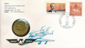 Amerikai Egyesült Államok 1987. "Űrsikló megközelítés és landolás teszt program - NASA" bronz emlékérem "Űr emlékérem" sorszámozott érmés borítékban bélyeggel és bélyegzéssel (27mm) T:BU USA 1987. "Shuttle Approach and Landing Test Program - NASA" bronze medallion in serial numbered "Space Medal" coin envelope with stamps and cancellations (27mm) T:BU