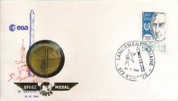 Amerikai Egyesült Államok 1986. "Ariane V18" bronz emlékérem "Űr emlékérem" sorszámozott érmés borítékban bélyeggel és bélyegzéssel (26mm) T:BU USA 1986. "Ariane V18" bronze medallion in "Space Medal" serial numbered coin envelope with stamps and cancellations (26mm) T:BU