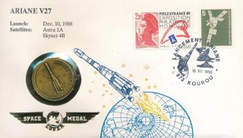 Amerikai Egyesült Államok 1988. "Ariane V27" bronz emlékérem "Űr emlékérem" sorszámozott érmés borítékban bélyeggel, bélyegzéssel, német nyelvű tájékoztatóval (26mm) T:BU USA 1988. "Ariane V27" bronze medallion in "Space Medal" serial numbered coin envelope with stamps, cancellations and with information sheet in german (26mm) T:BU