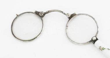 Ezüst(Ag) lornyon virágos nyéllel, sérüléssel, jelzett, h: 16,5 cm, bruttó: 33,3 g