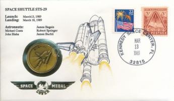 Amerikai Egyesült Államok 1989. "STS-29 űrsikló" bronz emlékérem "Űr emlékérem" sorszámozott érmés borítékban bélyeggel, bélyegzéssel, német nyelvű tájékoztatóval (26mm) T:BU USA 1989. "Space Shuttle STS-29" bronze medallion in "Space Medal" serial numbered coin envelope with stamps, cancellations and with information sheet in german (26mm) T:BU