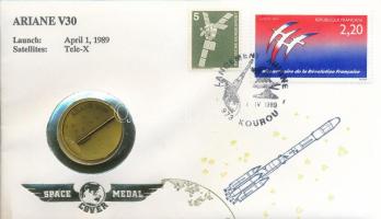 Amerikai Egyesült Államok 1989. "Ariane V30" bronz emlékérem "Űr emlékérem" sorszámozott érmés borítékban bélyeggel, bélyegzéssel, német nyelvű tájékoztatóval (26mm) T:BU USA 1989. "Ariane V30" bronze medallion in "Space Medal" serial numbered coin envelope with stamps, cancellations and with information sheet in german (26mm) T:BU