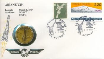 Amerikai Egyesült Államok 1989. "Ariane V29" bronz emlékérem "Űr emlékérem" sorszámozott érmés borítékban bélyeggel, bélyegzéssel, német nyelvű tájékoztatóval (26mm) T:BU USA 1989. "Ariane V29" bronze medallion in "Space Medal" serial numbered coin envelope with stamps, cancellations and with information sheet in german (26mm) T:BU