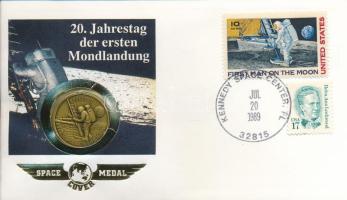 Amerikai Egyesült Államok 1989. "Az Apollo 11 20. évfordulója" bronz emlékérem "Űr emlékérem" sorszámozott érmés borítékban bélyeggel, bélyegzéssel, német nyelvű tájékoztatóval (26mm) T:BU USA 1989. "20th Anniversary of the Apollo 11" bronze medallion in "Space Medal" serial numbered coin envelope with stamps, cancellations and with information sheet in german (26mm) T:BU
