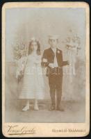 cca 1890-1900 Testvérpár ünnepi ruhában, virágcsokorral, keményhátú kabinetfotó Veress Gyula hódmezővásárhelyi műterméből, 16,5x10,5 cm