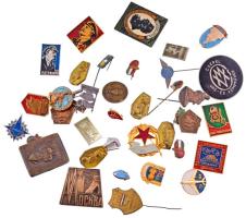 38db-os magyar és külföldi jelvénytétel T:vegyes