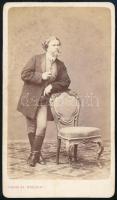 cca 1860-1870 "Államférfiú" egészalakos portréja, kezében szivarral, keményhátú fotó Canzi és Heller pesti műterméből, vizitkártya, 10,5x6 cm