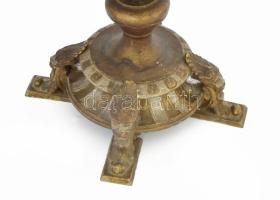 Antik petróleumlámpa test, historizáló figurális díszítéssel, fém, jelzés nélkül, kopott, kissé sérü...