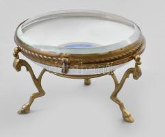 Antik háromlábú bonbonier, porcelán, üveg fedéllel, réz szerelékkel, porcelán belsejében kézzel festett, jelzés nélkül, restaurált, apró kopásnyomokkal, m: 8,5 cm, d: 12,5 cm