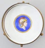 Antik háromlábú bonbonier, porcelán, üveg fedéllel, réz szerelékkel, porcelán belsejében kézzel fest...