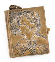 Miniatűr napló, domborműves hölgyportrét ábrázoló fém borítóval, festett lapélekkel, kitöltetlen, 22x18 mm