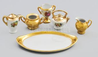 Porcelán babaedények, kopásnyomokkal