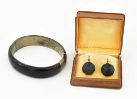 Régi ezüst (Ag) gyászkarperec, fekete zománccal, jelzett, bruttó: 24 g + gyászfülbevaló pár, eredeti "Zitterbarth ékszerész Budapest" feliratú dobozban, bruttó: 2,8 g