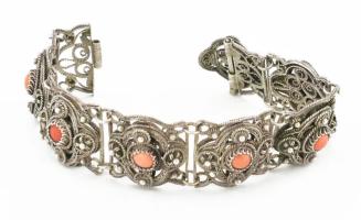 Ezüst (Ag) filigrán karkötő, csiszolt korall berakásokkal díszítve. Jelzés nélkül, bruttó: 47,9 g, h: 18,5 cm