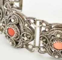 Ezüst (Ag) filigrán karkötő, csiszolt korall berakásokkal díszítve. Jelzés nélkül, bruttó: 47,9 g, h...