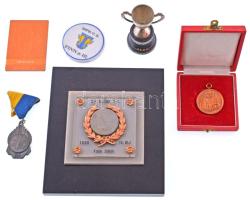 1965-1982. "BKV Előre" 6db-os díjtétel, közte: 1965. "Bp. Előre SC. 1965. IV. díj Finn dingi" üveg plakett fém rátéttel (78x78mm) lakkozott fa posztamensen (150x170x17mm) + 1976. "BKV Előre SC - 1976. V. 2. - Finn s. III." jelzett Hollóházi porcelán díjérem (60mm) + 1982. "Kővári Károly Emlékverseny 1982 - BKV Előre SC" kiméretű fém serleg talapzaton (75mm) T:UNC-VF