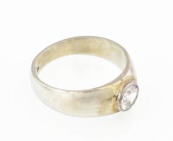 Arany (Au) 9 K gyűrű kővel, jelzett, méret: 61, bruttó: 7,29 g