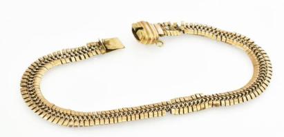 Arany (Au) 14 K sérült karkötő és 2 db fél pár fülbevaló, jelzéssel és jelzés nélkül, nettó: 9,3 g