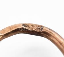 Arany (Au) 14 K sérült karkötő és 2 db fél pár fülbevaló, jelzéssel és jelzés nélkül, nettó: 9,3 g