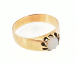 Arany (Au) 14 K gyűrű holdkővel, jelzett, méret: 58, bruttó: 3,14 g