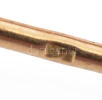 Arany (Au) 14 K bross zöld kővel, jelzett, h: 5 cm, bruttó: 2,3 g