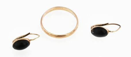 Arany (Au) 14 K fülbevalópár és gyűrű, jelzett, méret: 61, bruttó: 3,37 g
