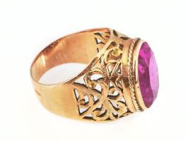 Arany (Au) 14 K gyűrű rubinszínű kővel (kövön apró sérülések), jelzett, méret: 58, bruttó: 10,06 g