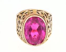 Arany (Au) 14 K gyűrű rubinszínű kővel (kövön apró sérülések), jelzett, méret: 58, bruttó: 10,06 g
