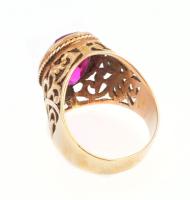 Arany (Au) 14 K gyűrű rubinszínű kővel (kövön apró sérülések), jelzett, méret: 58, bruttó: 10,06 g