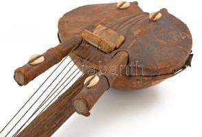 Kora. Népi hangszer Lopótök, bőr, kagylók. XIX. sz. 55 cm