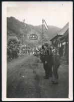 1940 Erdélyi bevonulás, díszkapu egy községben, hátoldalon feliratozott fotó, 9×6 cm