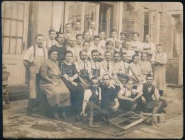 cca 1920 Asztalosok csoportképe, fotó, sarkán törésnyomok, 11,5×15,5 cm