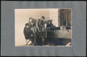 cca 1930 Zongorázó katona, kartonra kasírozott fotó, 10,5×16 cm