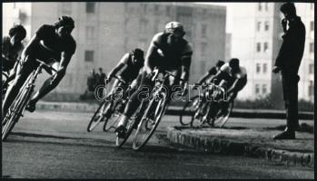Mazumel László: Kerékpárverseny, hátoldalon feliratozott fotó, Danuvia fotószakkör, 14×24 cm