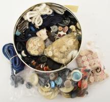 Egy doboznyi gomb és egyéb varró kellékek